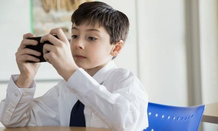 Những học sinh Mỹ có hành vi vi phạm ở mức độ thấp như sử dụng điện thoại trong giờ học cũng có thể bị đình chỉ. Ảnh: Hero Images Inc/Corbis