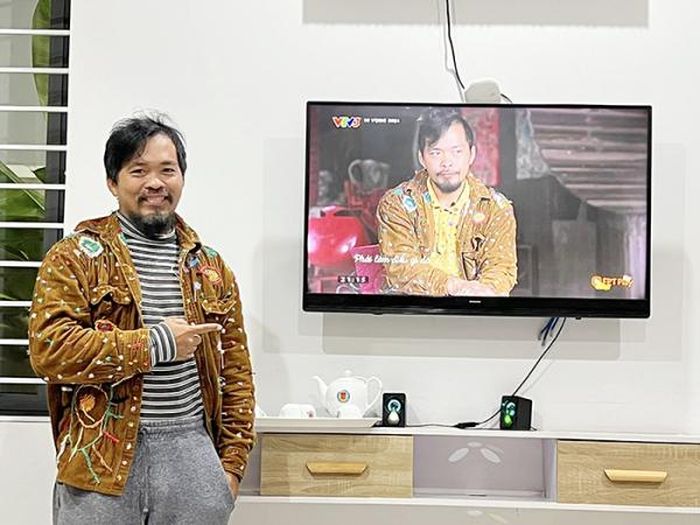 Dân “khùng” hay Dân “đồ vá” là những cái tên thân thương mọi người đặt cho người nghệ sĩ đặc biệt này.