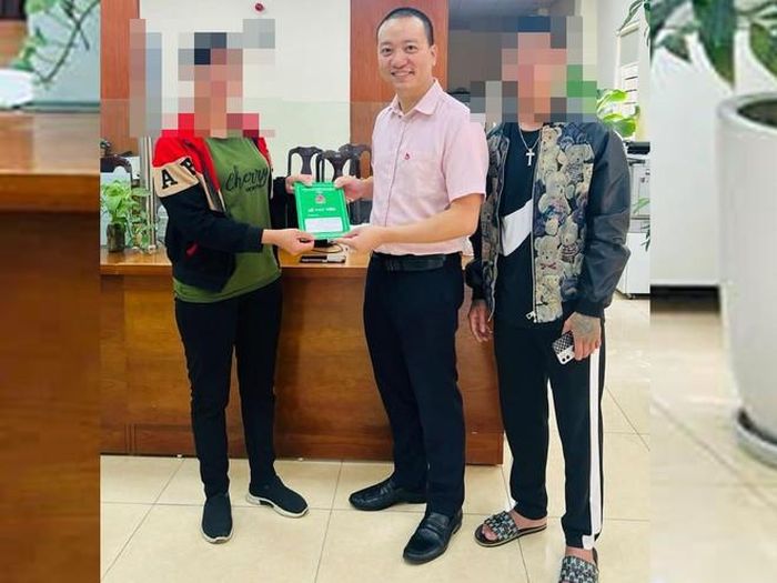 Đại diện Ngân hàng chính sách xã hội quận Tây Hồ trao sổ tiết kiệm hỗ trợ gia đình có người chấp hành án phạt tù xong để phát triển kinh tế