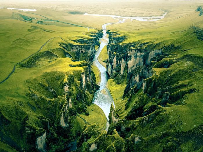 Iceland có một số hẻm núi ngoạn mục, một trong số đó là hẻm núi Fjaðrárgljúfur ở Nam Iceland