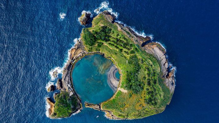 Quần đảo Azores nằm cách Bồ Đào Nha khoảng 1.360km tại Đại Tây Dương, được hình thành từ các hoạt động của núi lửa, có nhiều cảnh quan thiên nhiên tuyệt đẹp với đất đai màu mỡ và thảm thực vật phát triển