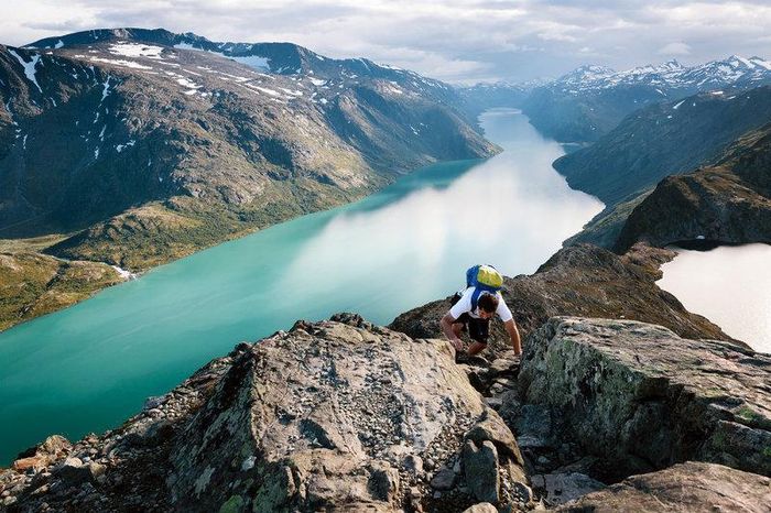 Tầm nhìn toàn cảnh ngoạn mục ra các đỉnh Jotunheimen và hai hồ nước - Bessvatnet xanh thẫm và Gjende xanh ngọc thu hút hơn 60.000 người đi bộ đường dài trong mùa ngắn kéo dài từ cuối tháng 6 đến đầu tháng 9
