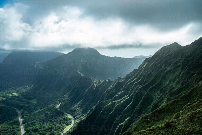 Có ba con đường tuyệt đẹp xuyên qua phần phía nam của dãy Koʻolau, nối Honolulu với bờ biển Windward, nơi đây được chỉ định là Di tích thiên nhiên quốc gia vào năm 1972