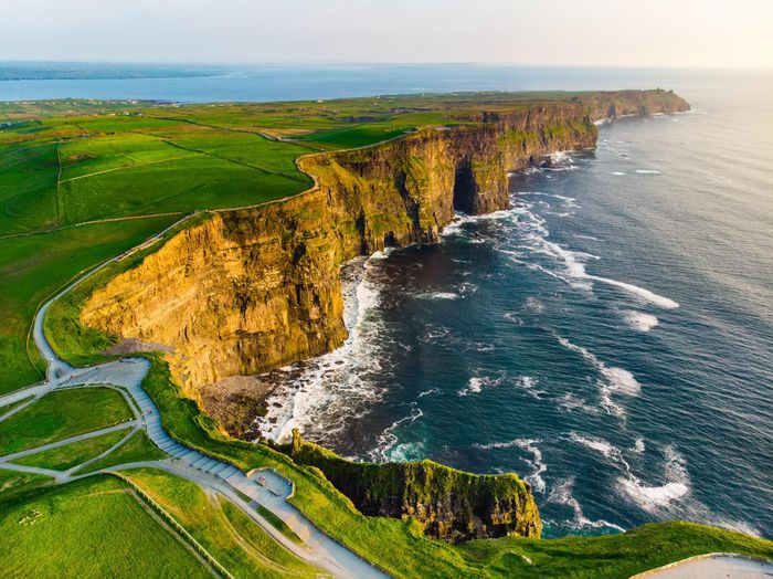 Dãy đá Moher này cao xấp xỉ 214m so với mực nước biển và trải dài khoảng 8km dọc theo bờ biển Đại Tây Dương