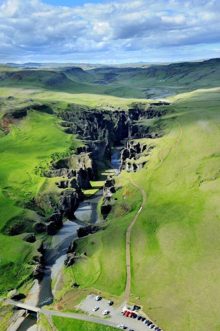 Fjaðrárgljúfur là một hẻm núi có hình dạng khá độc đáo, thu hút du khách tới khám phá