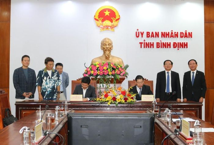 Ông Lê Hoàng Nghi - Giám đốc Sở Kế hoạch và Đầu tư và ông Jang Chin Hyuk - Chủ tịch Hội đồng quản trị Công ty TNHH MNK Việt Nam đã ký kết Bản ghi nhớ. (Ảnh: TTXTĐT Bình Định)