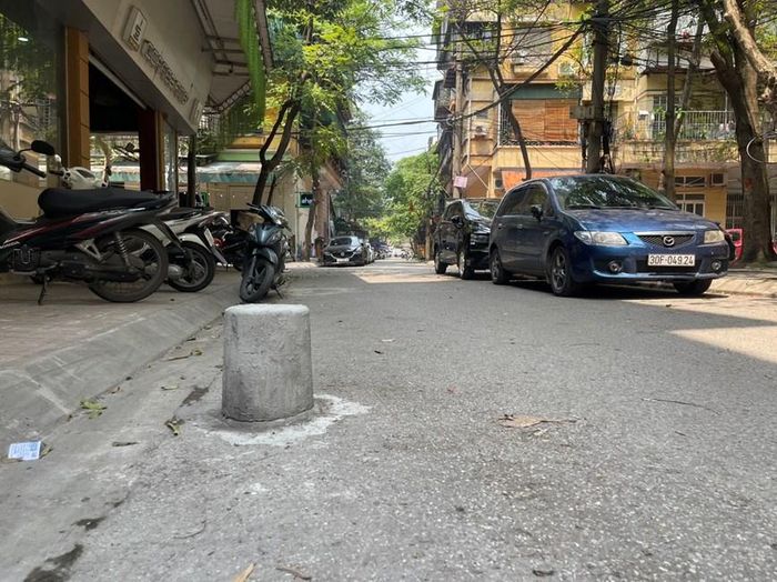 Trụ bê tông tiềm ẩn nhiều nguy hiểm, mất mỹ quan đô thị. 