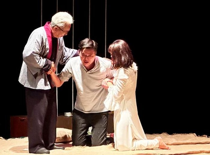 Quách Ngọc Tuyên (giữa) đầy khát khao trong vai chàng trai trẻ yêu người phụ nữ có chồng