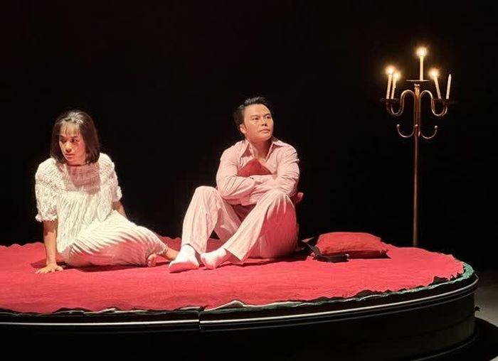 Võ Minh Lâm (phải) đầy ẩn ức trong vai Đạo Kinh, người chồng đồng tính