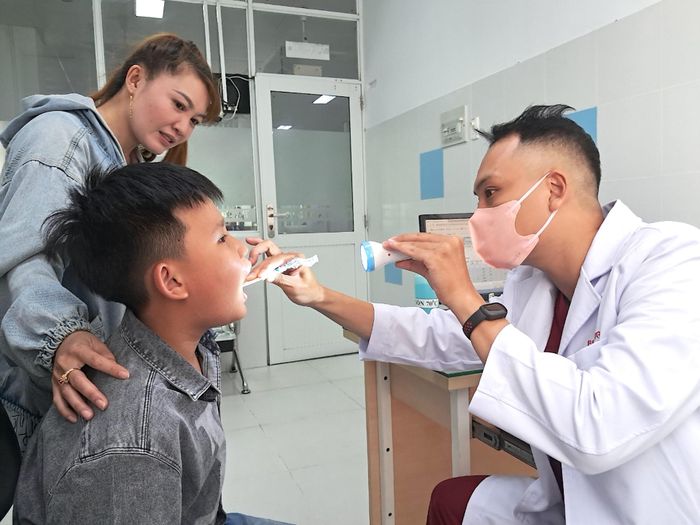  BS Đăng Nhật, khoa Khám bệnh ngoại trú, Bệnh viện Nhi đồng 2, TPHCM thăm khám cho bệnh nhi. Ảnh: QUANG HUY 
