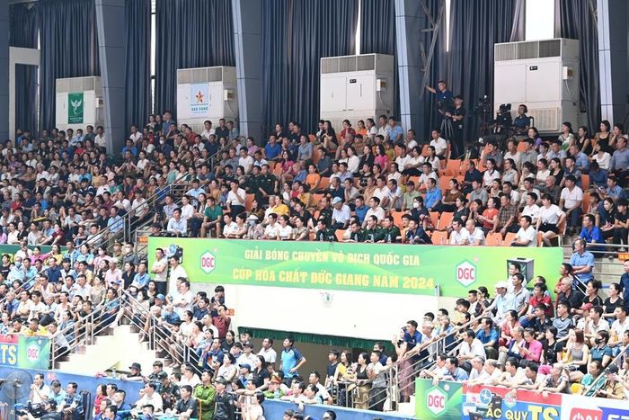 Khán giả có mặt chật cứng nhà thi đấu để cổ vũ cho vận động viên hai đội bóng, Ảnh: Thế Mạnh
