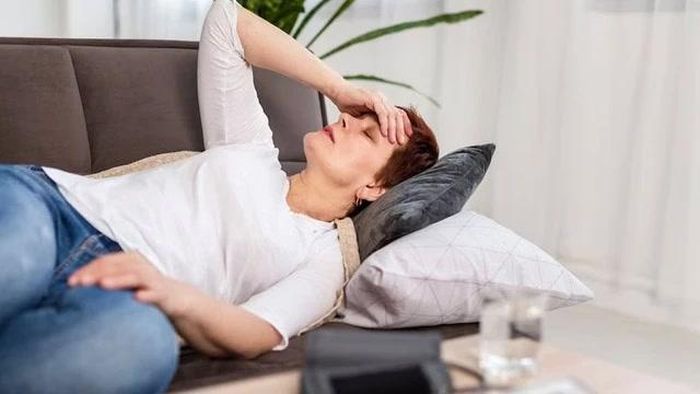  Khi bị tụt huyết áp, bạn nên nằm xuống nghỉ ngơi để huyết áp ổn định trở lại. 