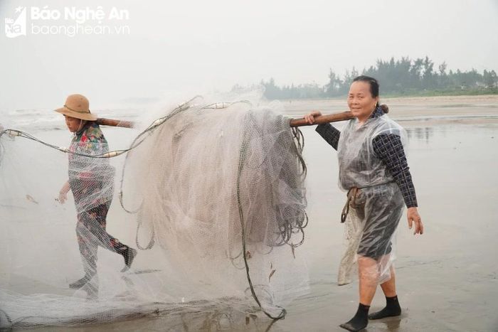  Làm nghề kéo lưới rùng chủ yếu là phụ nữ lớn tuổi. Ảnh: Thanh Thủy 