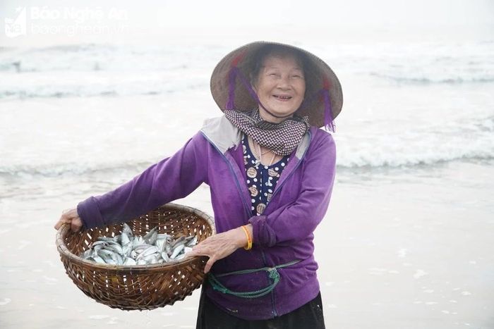  Niềm vui của ngư dân khi mẻ lưới được nhiều cá. Ảnh: Thanh Thủy 