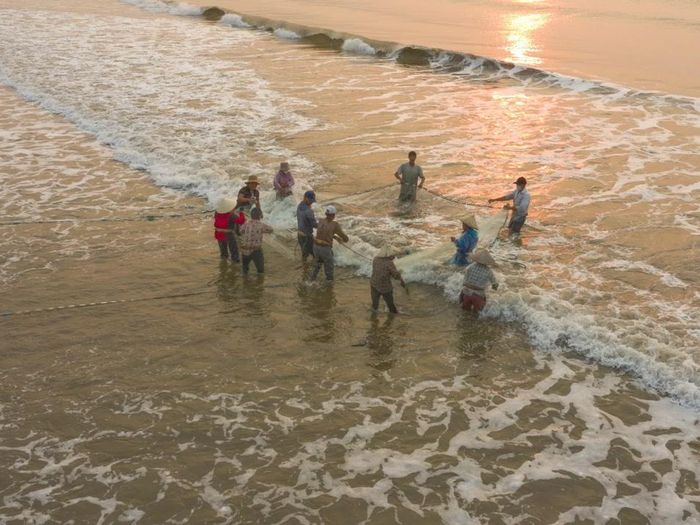  Ngư dân bắt đầu thu lưới. Ảnh: Thanh Thủy 