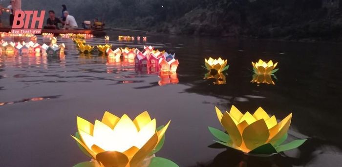 Thả hoa đăng trên sông Mã tưởng niệm các liệt sĩ hy sinh tại khu vực bản Sại, xã Phú Lệ.