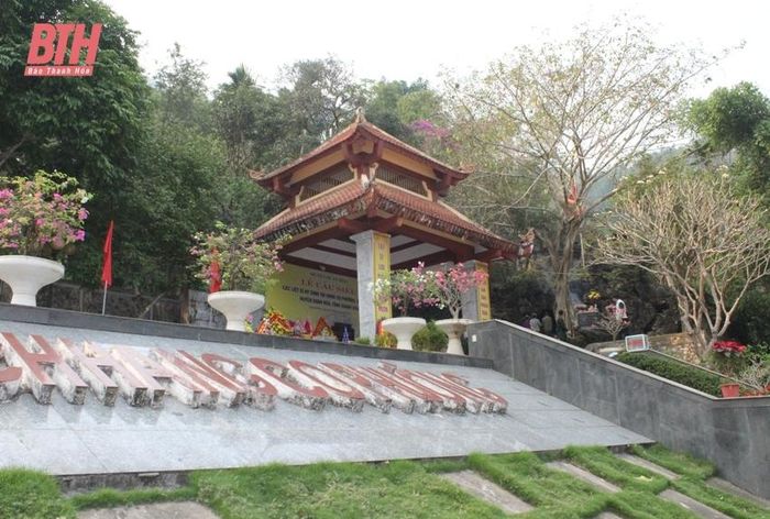 Khu di tích lịch sử cách mạng cấp Quốc gia hang Co Phương.