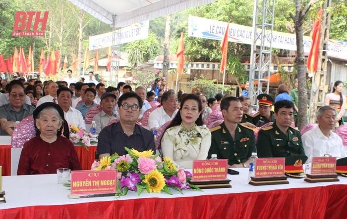 Bà Nguyễn Thị Ngọt cùng đại biểu dự Lễ tưởng niệm 71 năm ngày các liệt sĩ hy sinh tại hang Co Phương.