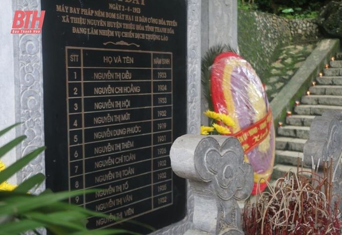 Tấm bia ghi danh những dân công hỏa tuyến còn nằm lại trong hang Co Phương.