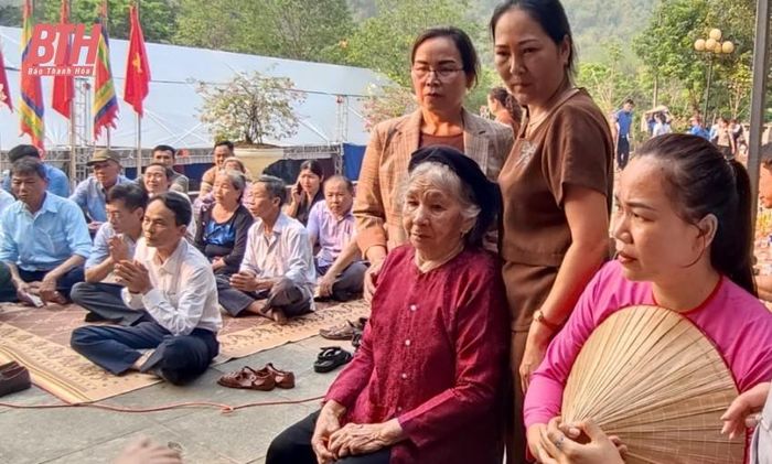 Bà Ngọt tham gia lễ cầu siêu cho các liệt sĩ hy sinh tại xã Phú Lệ.