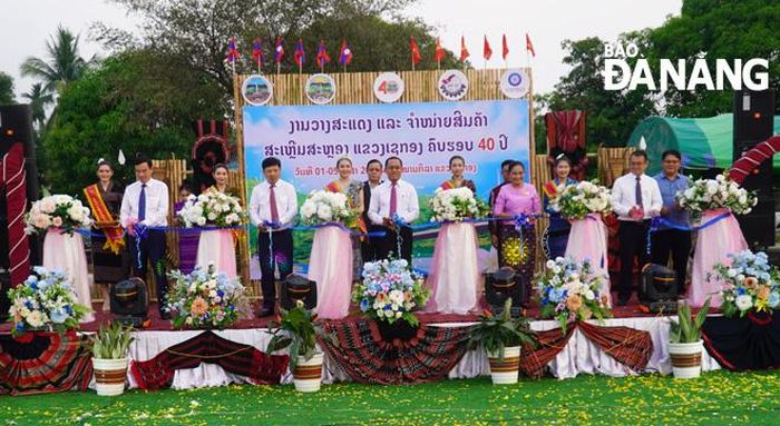 Lãnh đạo 5 địa phương tham dự khai trương Hội chợ triển lãm hàng hóa của tỉnh Sekong ngay sau kết thúc hội nghị. ẢNH: S.TRUNG