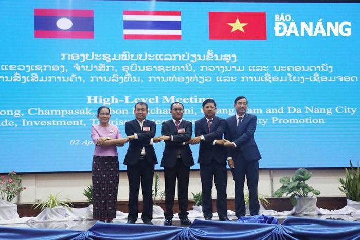 Lãnh đạo 5 địa phương của 3 nước (Quảng Nam, Đà Nẵng; Sekong, Champasak (Lào) và Ubon Ratchathani (Thái Lan) tham dự hội nghị. ẢNH: S.TRUNG