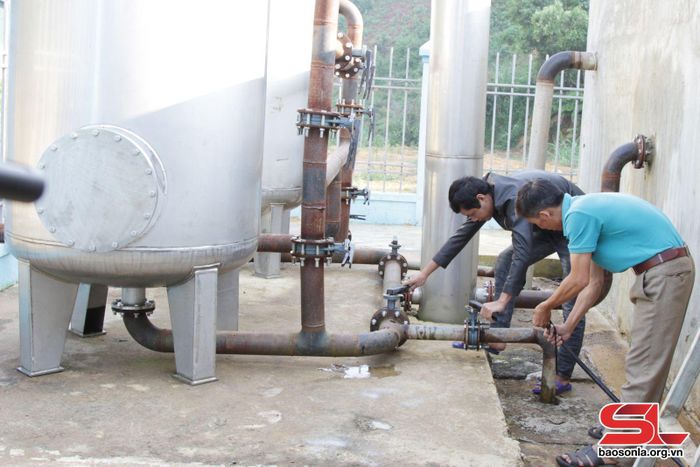 Nhân viên Trạm cấp nước xã Phiêng Khoài, huyện Yên Châu vận hành công trình cấp nước.