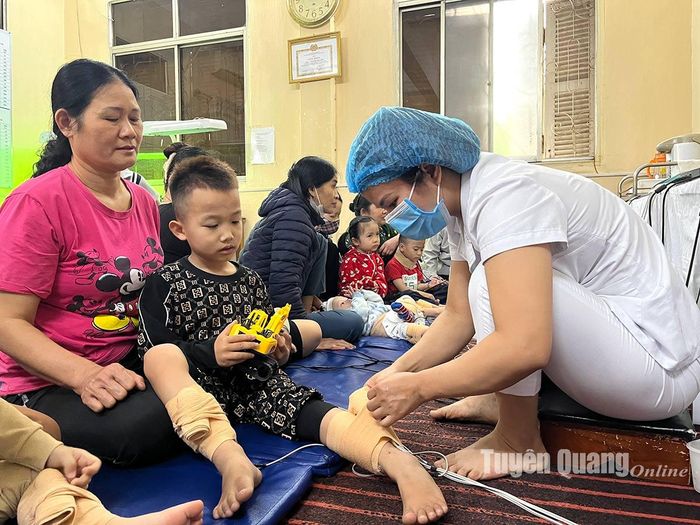 Điều dưỡng Nguyễn Thị Thơm đã có 15 năm gắn bó với công việc chữa lành cho trẻ tự kỷ.