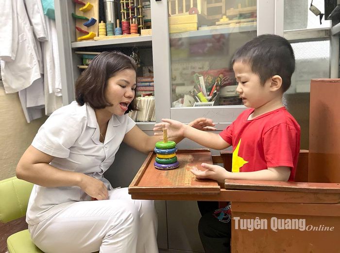 Một giờ can thiệp trị liệu của điều dưỡng Nguyễn Thị Thơm với trẻ tự kỷ.