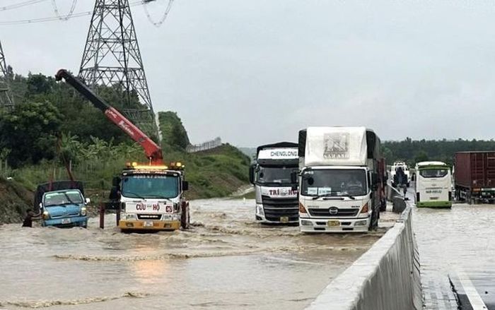 Một số tuyến cao tốc sau khi hoàn thành, đưa vào sử dụng lại dễ dàng ngập nước sau mỗi trận mưa.