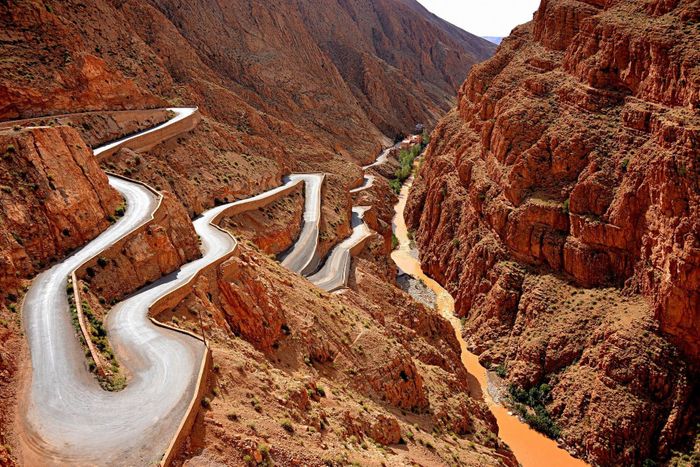 Dades Gorges trải dài hơn 160 km và dọc theo thung lũng Dades khô cằn nhưng đầy màu sắc