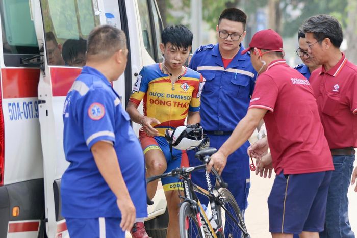  Một cua-rơ của đội Đồng Tháp bị té ngã trong lúc thi đấu. Song, rất may khi VĐV này không gặp vấn đề nghiêm trọng. 