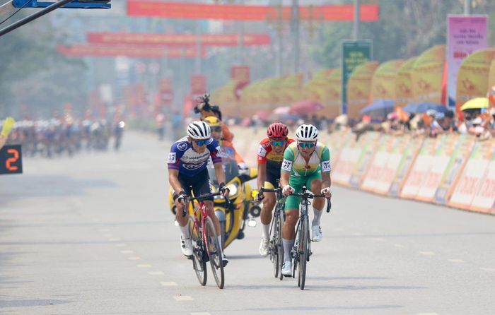  Chặng đua mở màn diễn ra rất quyết liệt, các tay đua liên tục so kè, tạo ra những giây phút tranh tài hấp dẫn. 