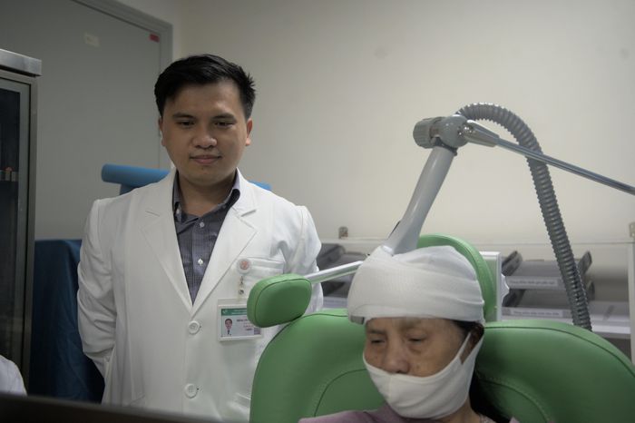  Bác sĩ Hoàng Tiến Trọng Nghĩa trong phòng điều trị cho bệnh nhân tập phục hồi chức năng sau đột quỵ. Ảnh: Châu Dương. 