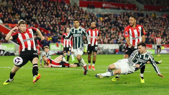  Lúc này, Villa và Spurs bỏ xa MU lần lượt 9 và 11 điểm. Dù vậy, "Quỷ đỏ" còn một trận chưa đấu. Thầy trò HLV Erik ten Hag quyết không bỏ cuộc. Thế nhưng, họ cần chấn chỉnh phong độ nếu không muốn chia tay với tấm vé dự Champions League mùa tới. 