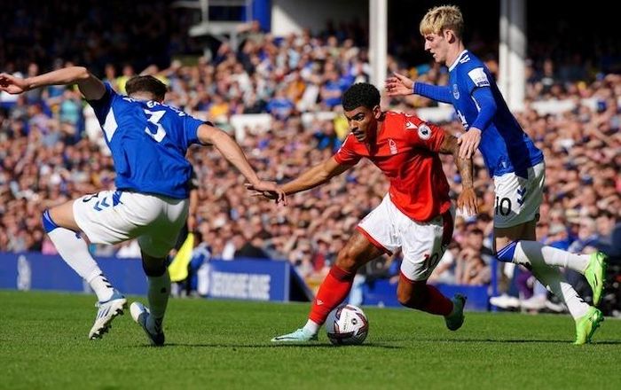  Ở phía trên, Luton Town, Nottingham Forest hay Everton đều đứng trước nguy cơ rớt hạng. Một hoặc hai trận thắng có thể nhanh chóng thay đổi cục diện ở nhóm cầm đèn đỏ. 