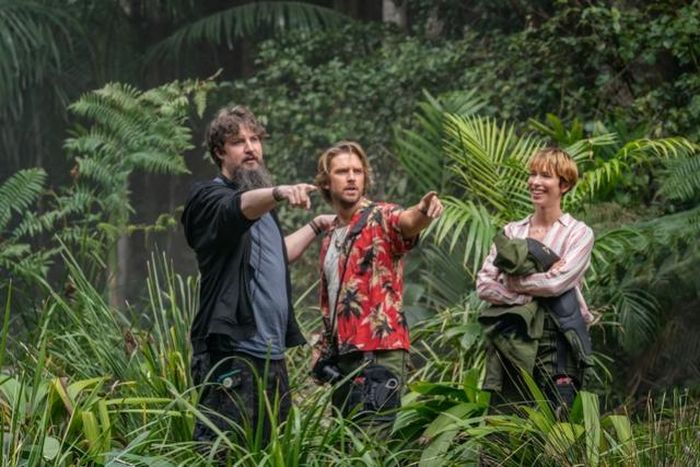Đạo diễn Adam Wingard (trái), diễn viên Dan Stevens (giữa) và Rebecca Hall trên phim trường