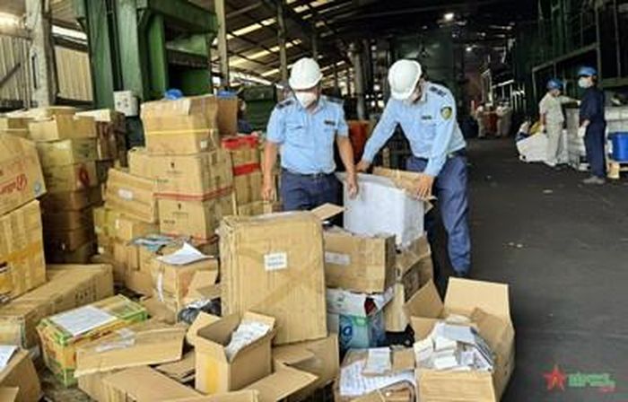 Lực lượng Quản lý thị trường TP Hồ Chí Minh phối hợp xử lý, tiêu hủy hàng hóa vi phạm. 