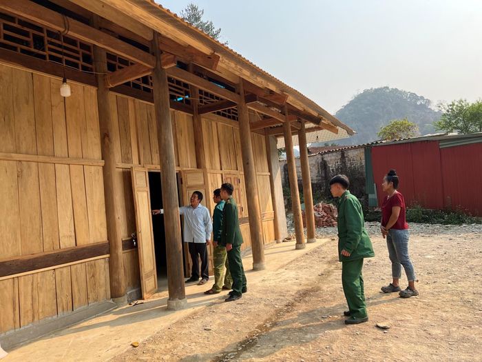 Ngôi nhà tạm của gia đình anh Vì Văn Chưởng đã được thay thế bằng ngôi nhà gỗ khang trang nhờ sự hỗ trợ của CBCS Đồn Biên phòng Chiềng On. Ảnh: Minh Phong