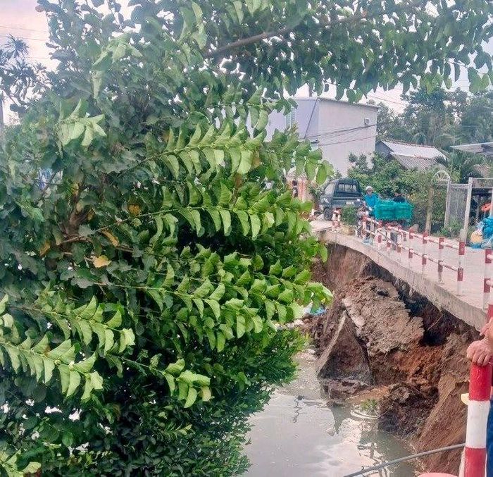 Vị trí sạt lở dài 25m, phía dưới lộ ra nhiều hàm ếch, có nguy cơ tiếp tục sạt lở.