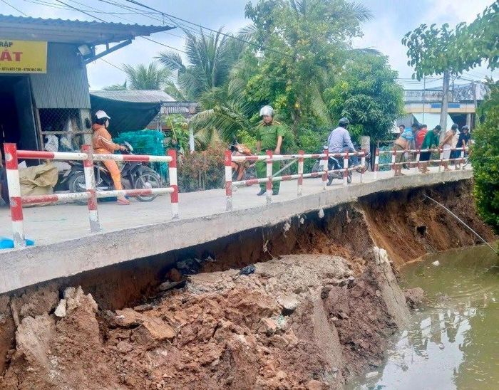 Đoạn sạt lở khiến việc đi lại, lưu thông của người dân trong khu vực gặp nhiều khó khăn