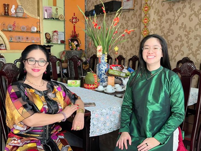 Ngọc Ánh bên con gái.