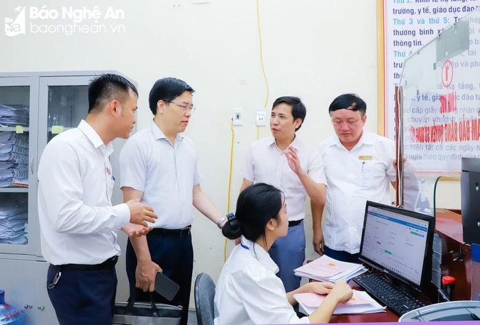  Ban Chỉ đạo cải cách hành chính của Chính phủ kiểm tra tình hình giải quyết thủ tục hành chính cho người dân, doanh nghiệp tạI Bộ phận Một cửa huyện Nam Đàn. Ảnh minh họa: Phạm Bằng 