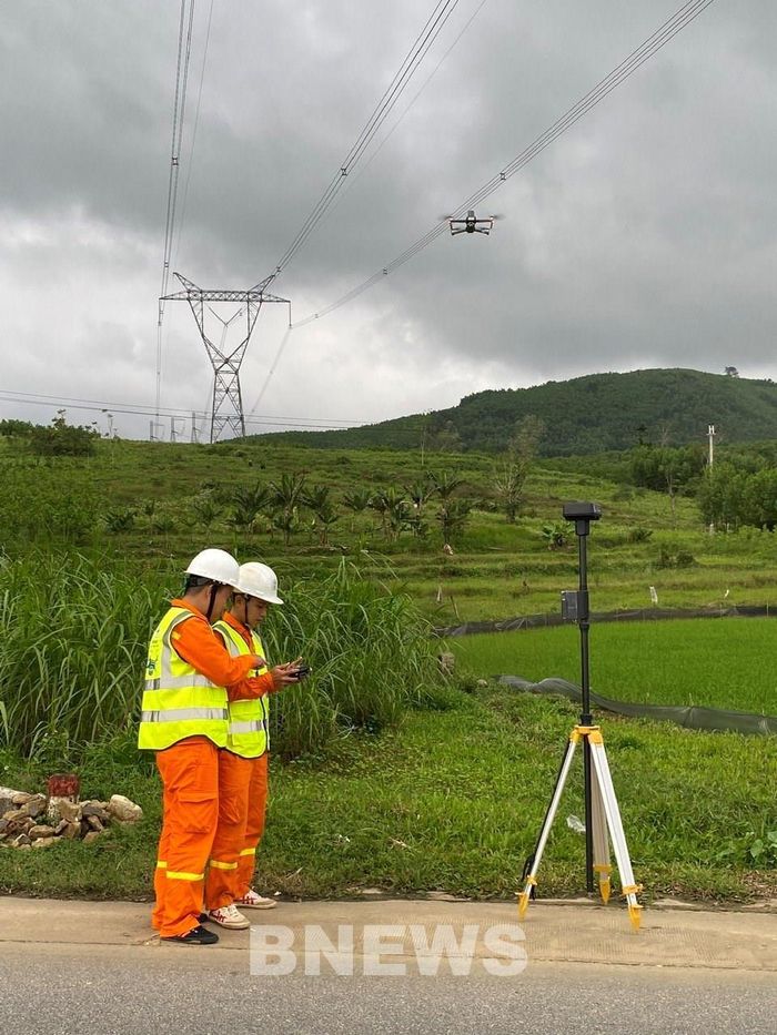 Công nhân sử dụng UAV thiết lập đường bay tự động kiểm tra đường dây. Ảnh: Thành Trung/BNEWS/TTXVN