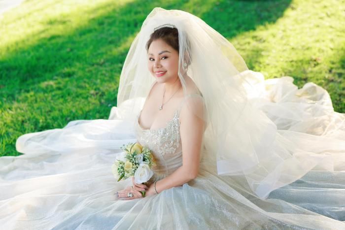 Loạt ảnh Lê Giang diện váy cưới tại Mỹ đang khiến cõi mạng 'dậy sóng'.