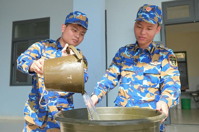 Nguồn nước dùng để sinh hoạt ở Trạm Ra đa 570 là nước mưa, được các cán bộ, chiến sĩ sử dụng tiết kiệm tối đa