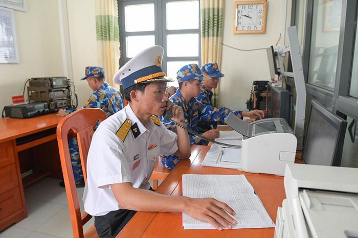 Cán bộ, chiến sĩ Trạm Ra đa 570 thực hiện nhiệm vụ ra đa quan sát