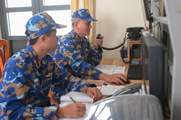 Đại úy Quân nhân chuyên nghiệp Lê Bá Phước - nhân viên Ra đa thông báo về sở chỉ huy Trung đoàn 451 và các tàu trực về việc có tàu vi phạm vùng biển giám sát