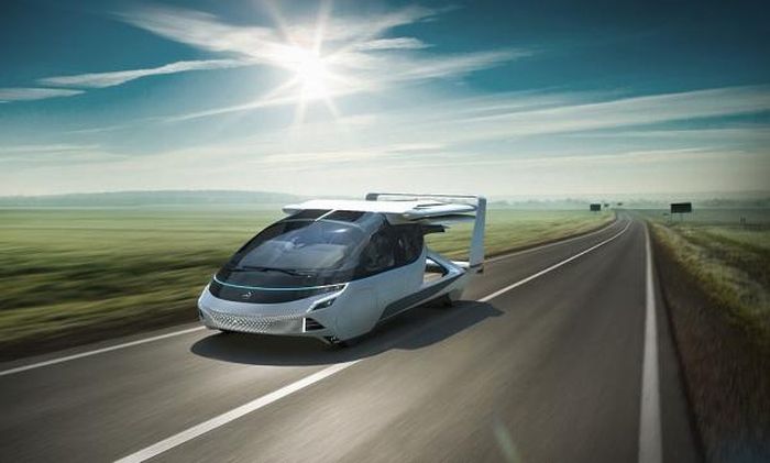 Khi chạy trên đường đạt vận tốc 160 km/h.