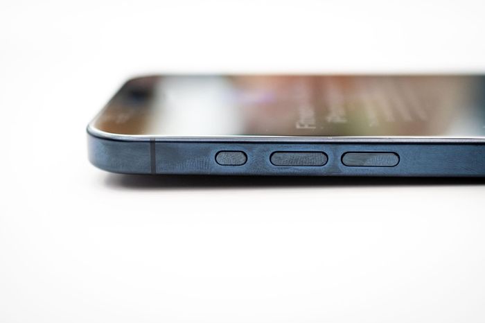  Khung titan iPhone 15 bị nhiều người dùng chê vì nhanh xỉn màu, ố viền. Ảnh: The Verge. 